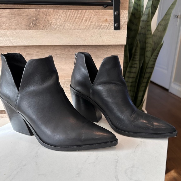 VINCE CAMUTO | Gigietta Bootie - Picture 3 of 9